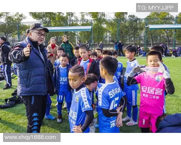 足球明星偶遇小朋友踢球瞬间感动分享温暖与梦想的故事